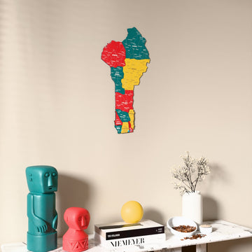 Benin UV baskılı ahşap harita, bayrak renkli, konsol ve biblolarla bej duvarda