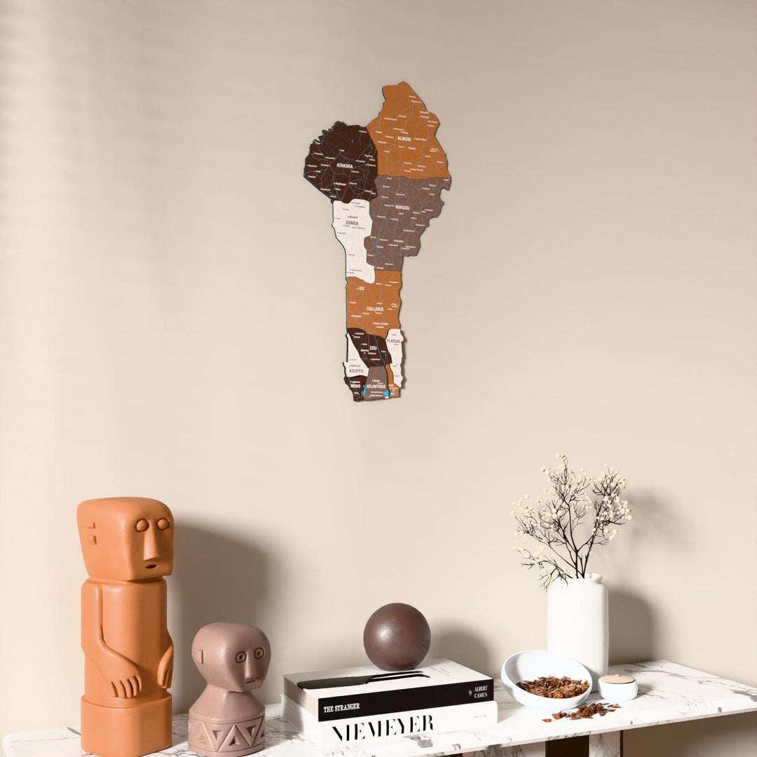Benin UV baskılı ahşap harita, Soil renk, konsol ve biblolarla bej duvarda