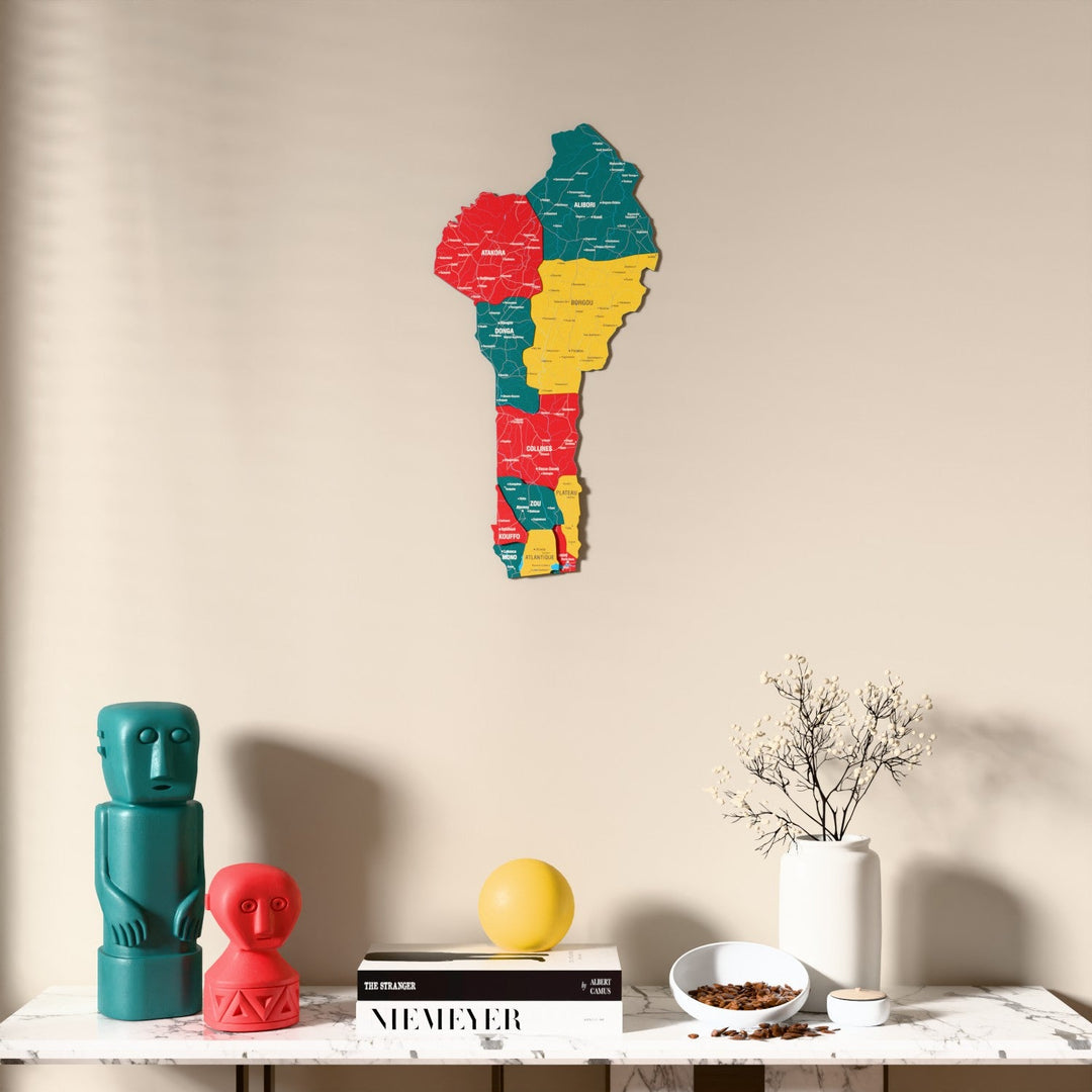 Benin UV baskılı ahşap harita, bayrak renkli, mermer konsolun üzerindeki duvarda, önden görünüm