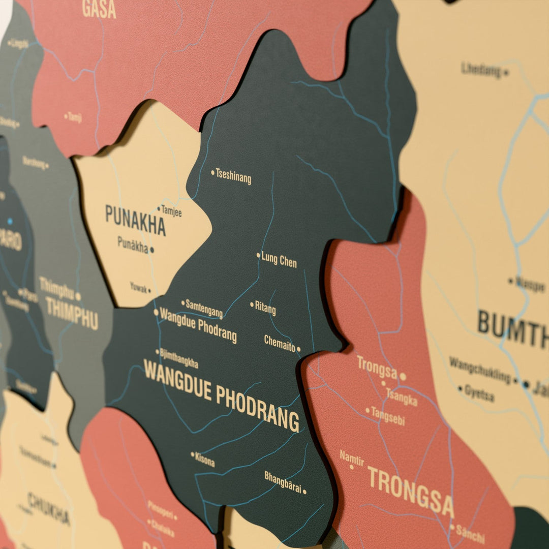 Bhutan ahşap haritasında Sage renk katmanlı bölgeler ve isimler, yakın plan