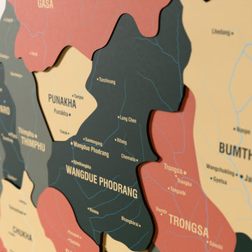 Bhutan ahşap haritasında Sage renk katmanlı bölgeler ve isimler, yakın plan