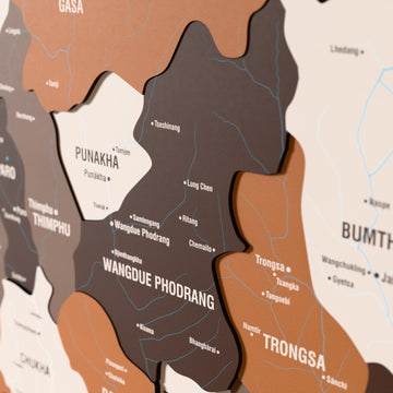 Bhutan ahşap haritasında Soil renk katmanlı bölgeler ve isimler, yakın plan