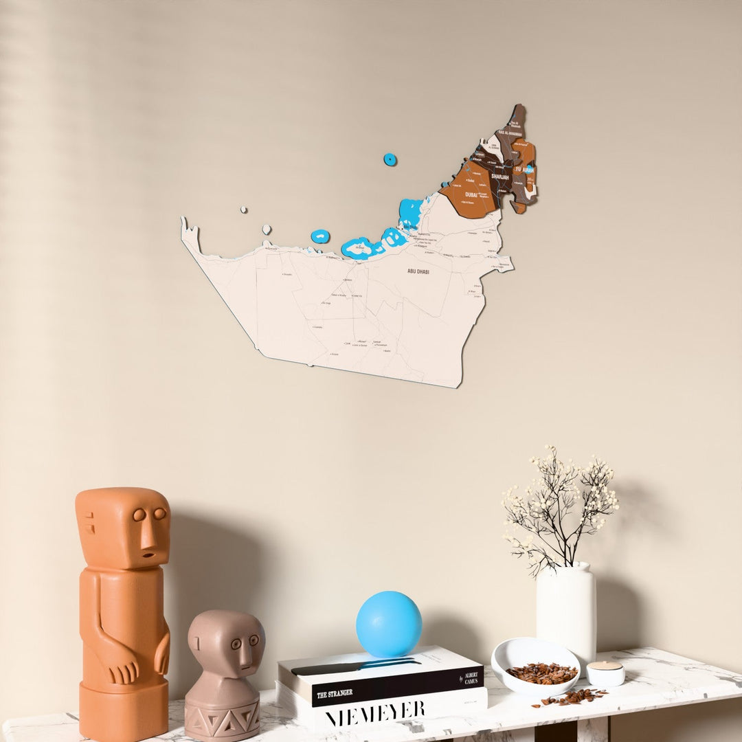 Birleşik Arap Emirlikleri UV baskılı ahşap harita, Soil renk, konsol ve biblolarla bej duvarda