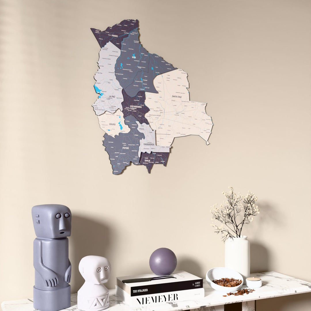 Bolivya UV baskılı ahşap harita, Nimbus renk, konsol ve biblolarla bej duvarda