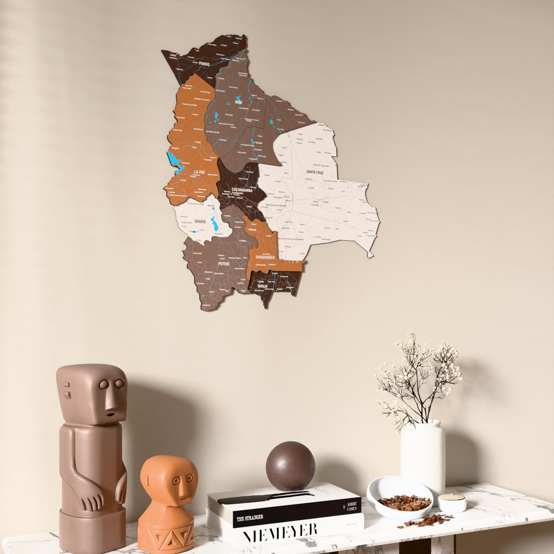 Bolivya UV baskılı ahşap harita, Soil renk, konsol ve biblolarla bej duvarda