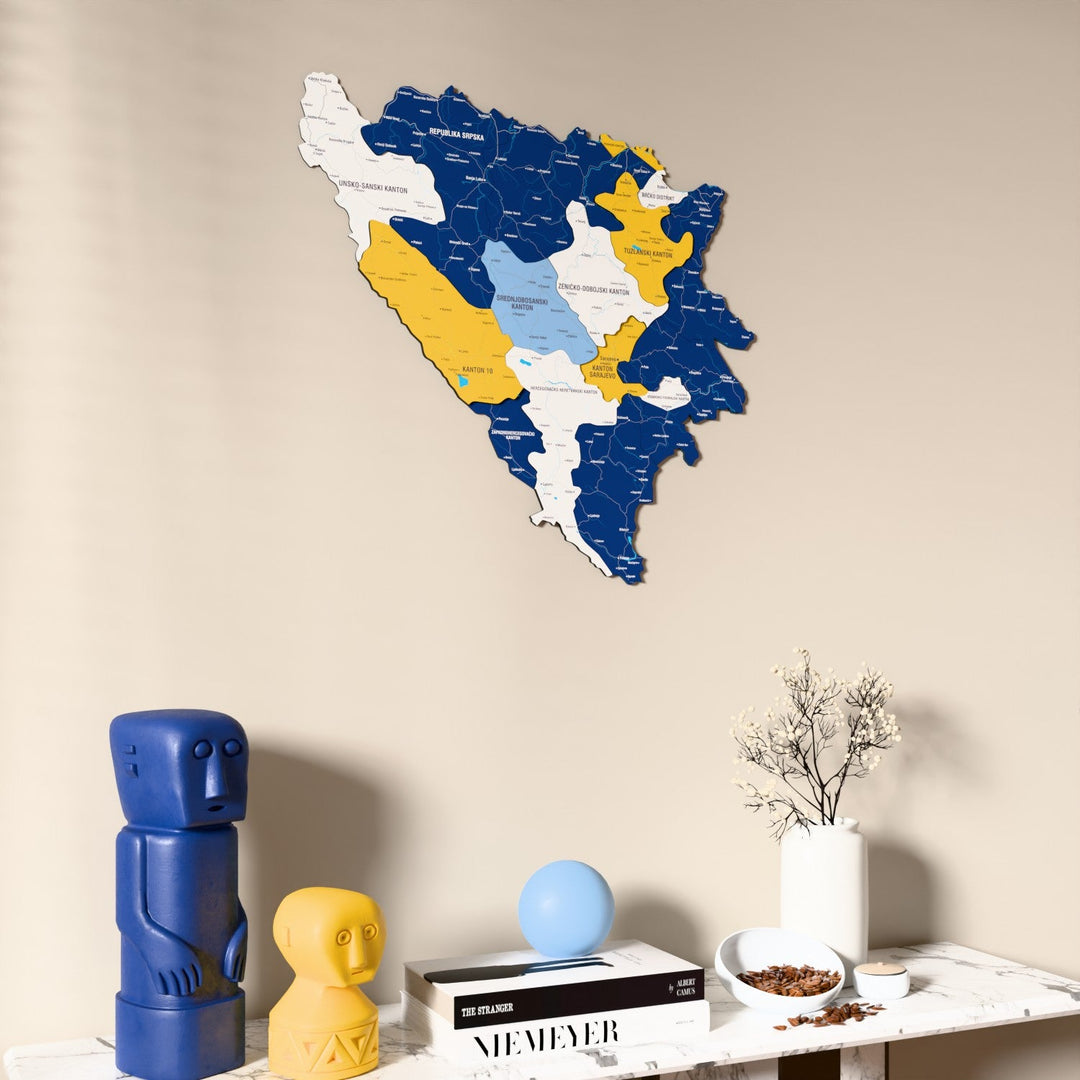 Bosna-Hersek UV baskılı ahşap harita, bayrak renkli, konsol ve biblolarla bej duvarda