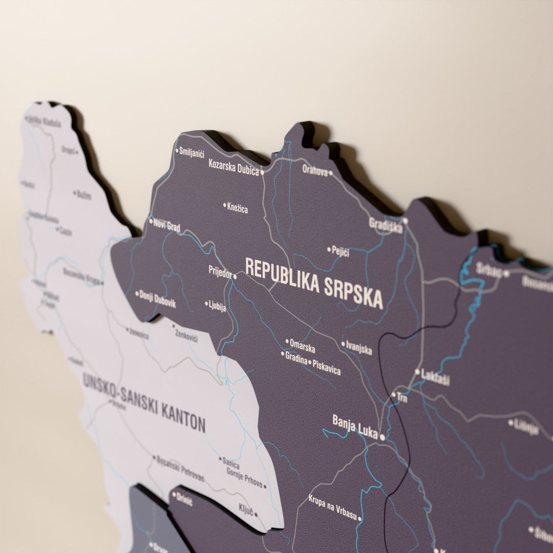 Bosna-Hersek ahşap haritasında Nimbus renk katmanlı bölgeler ve isimler, yakın plan