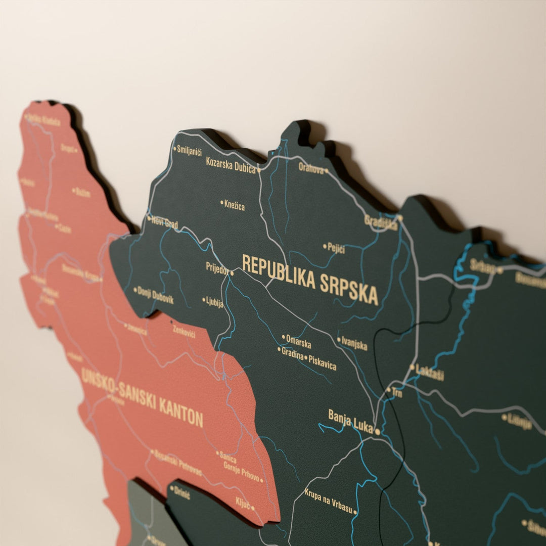 Bosna-Hersek ahşap haritasında Sage renk katmanlı bölgeler ve isimler, yakın plan