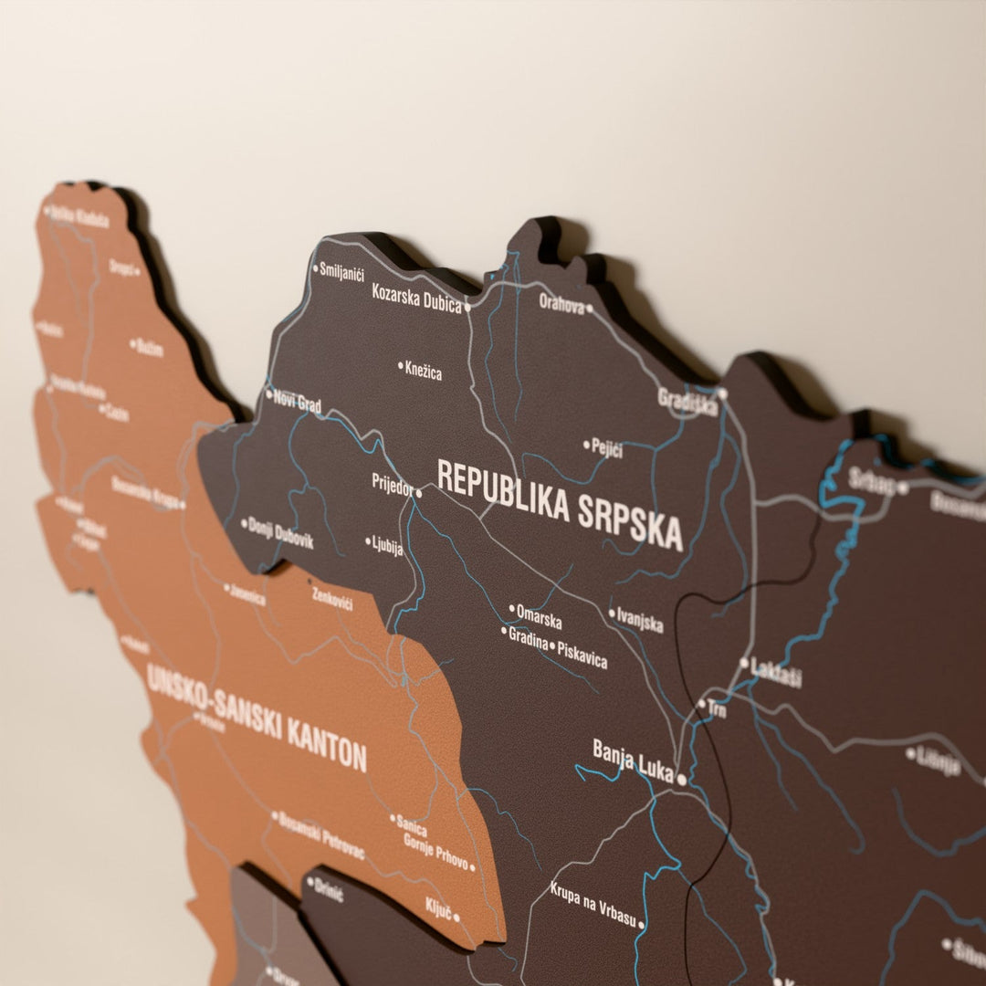 Bosna-Hersek ahşap haritasında Soil renk katmanlı bölgeler ve isimler, yakın plan