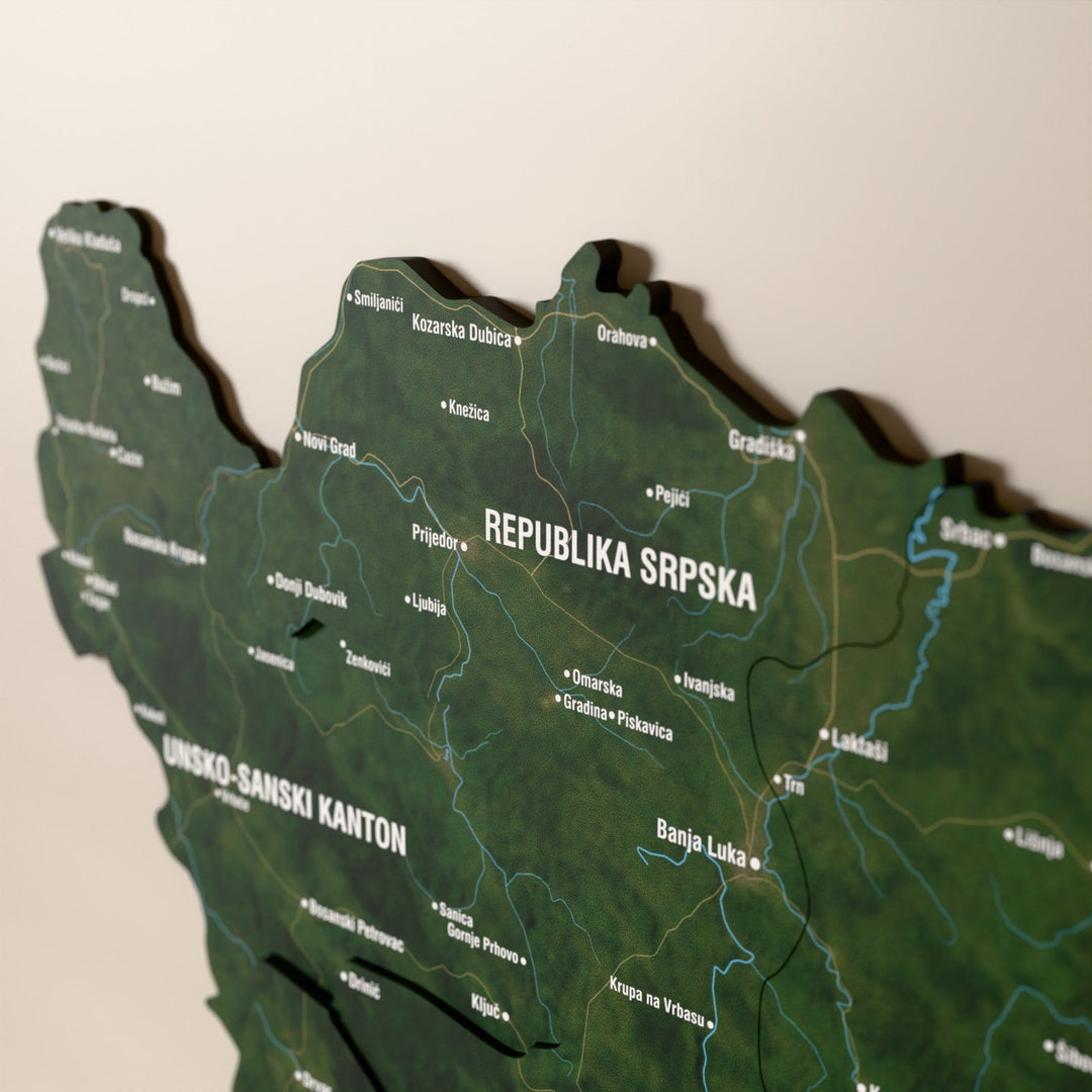 Bosna-Hersek ahşap haritasında uydu görüntülü katmanlı bölgeler ve isimler, yakın plan