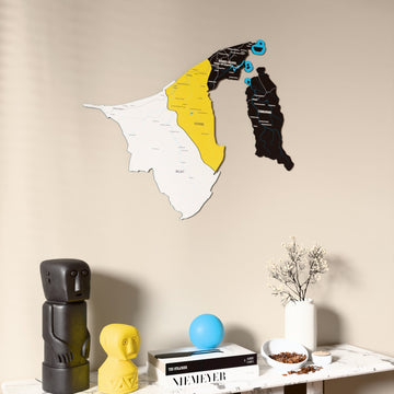 Brunei UV baskılı ahşap harita, bayrak renkli, konsol ve biblolarla bej duvarda