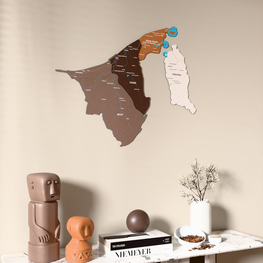 Brunei UV baskılı ahşap harita, Soil renk, konsol ve biblolarla bej duvarda