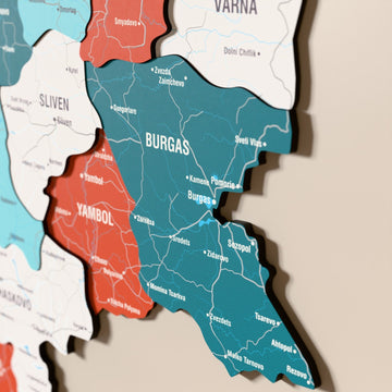 Bulgaristan ahşap haritasında bayrak renkli katmanlı bölgeler ve isimler, yakın plan