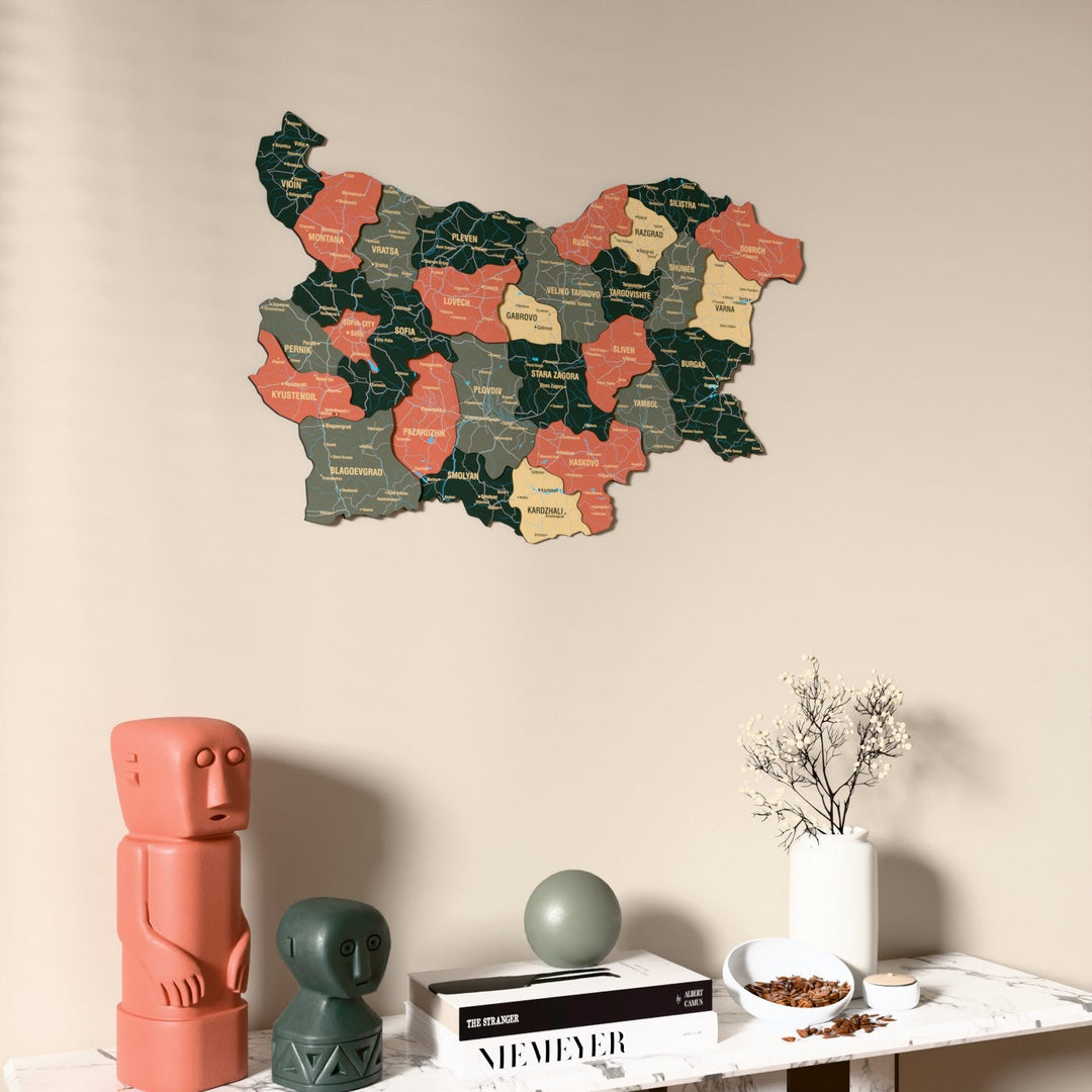 Bulgaristan UV baskılı ahşap harita, Sage renk, konsol ve biblolarla bej duvarda