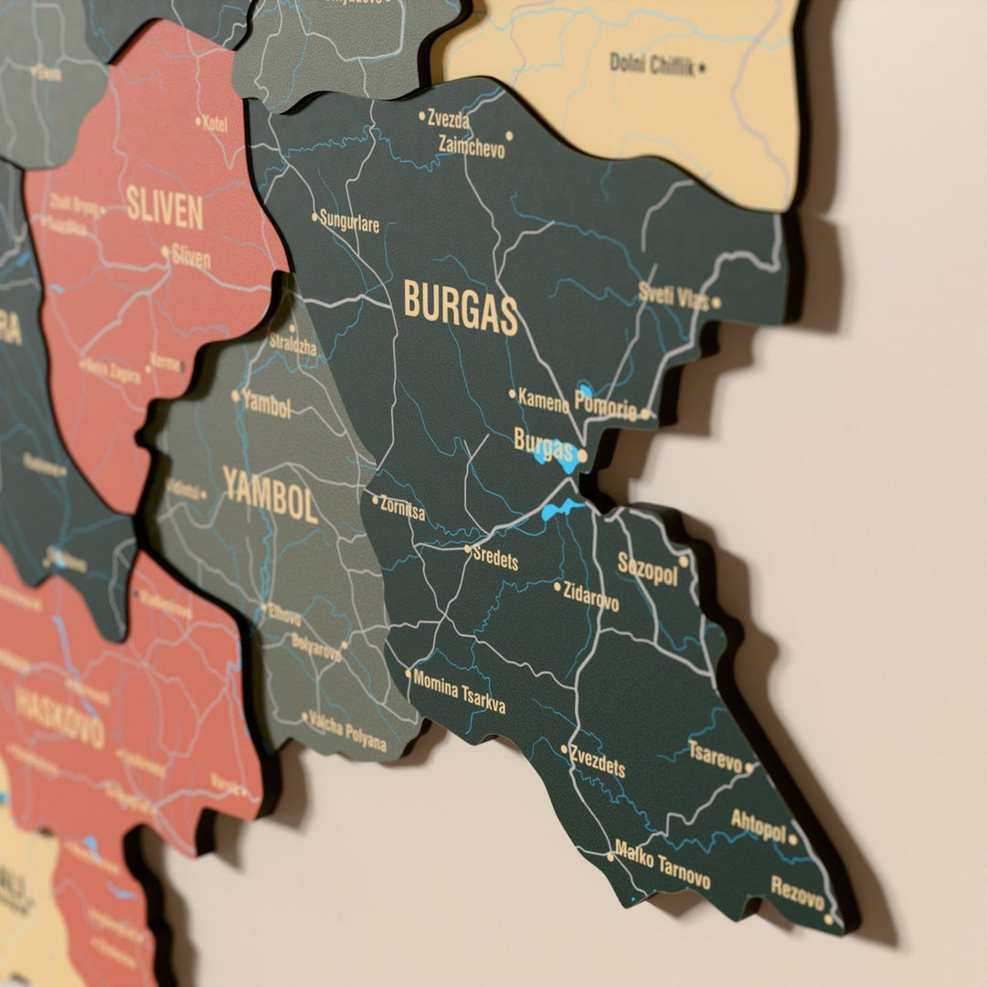 Bulgaristan ahşap haritasında Sage renk katmanlı bölgeler ve isimler, yakın plan