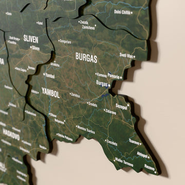 Bulgaristan ahşap haritasında uydu görüntülü katmanlı bölgeler ve isimler, yakın plan