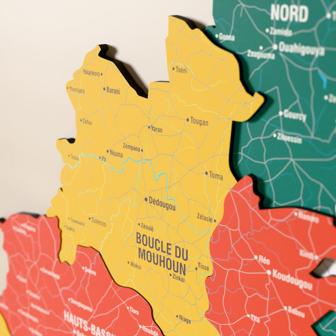 Burkina Faso ahşap haritasında bayrak renkli katmanlı bölgeler ve isimler, yakın plan