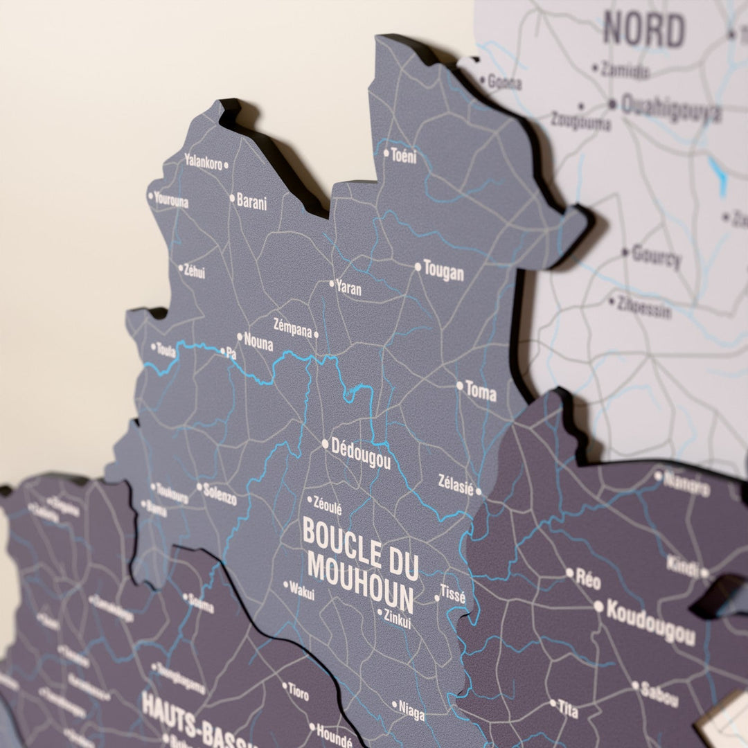 Burkina Faso ahşap haritasında Nimbus renk katmanlı bölgeler ve isimler, yakın plan