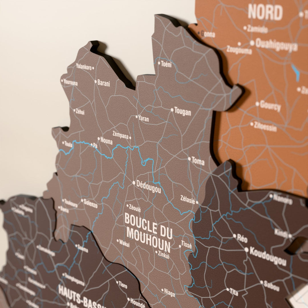 Burkina Faso ahşap haritasında Soil renk katmanlı bölgeler ve isimler, yakın plan