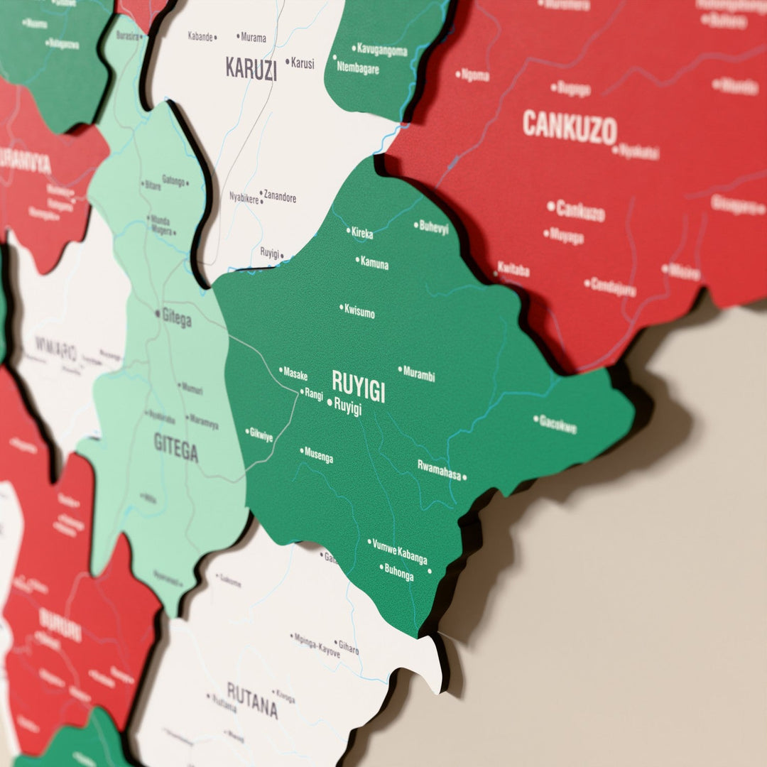 Burundi ahşap haritasında bayrak renkli katmanlı bölgeler ve isimler, yakın plan