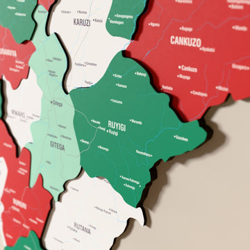Burundi ahşap haritasında bayrak renkli katmanlı bölgeler ve isimler, yakın plan