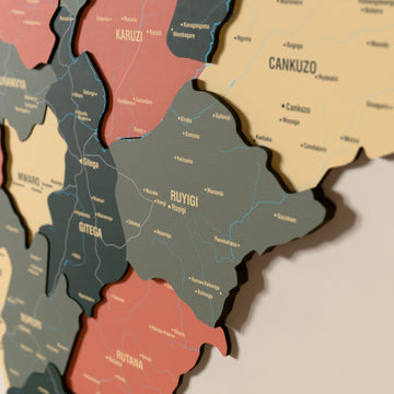 Burundi ahşap haritasında Sage renk katmanlı bölgeler ve isimler, yakın plan