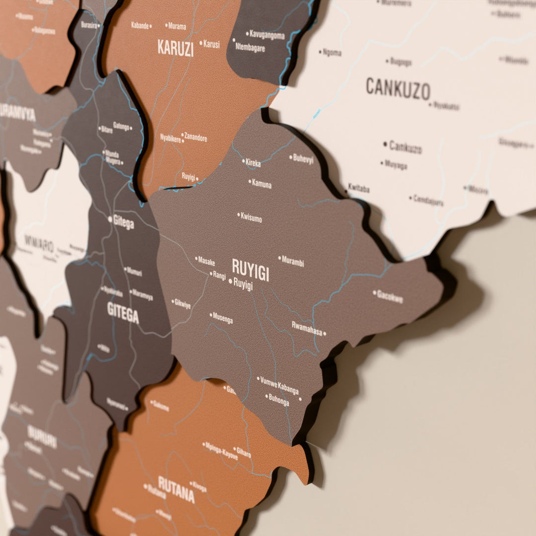 Burundi ahşap haritasında Soil renk katmanlı bölgeler ve isimler, yakın plan