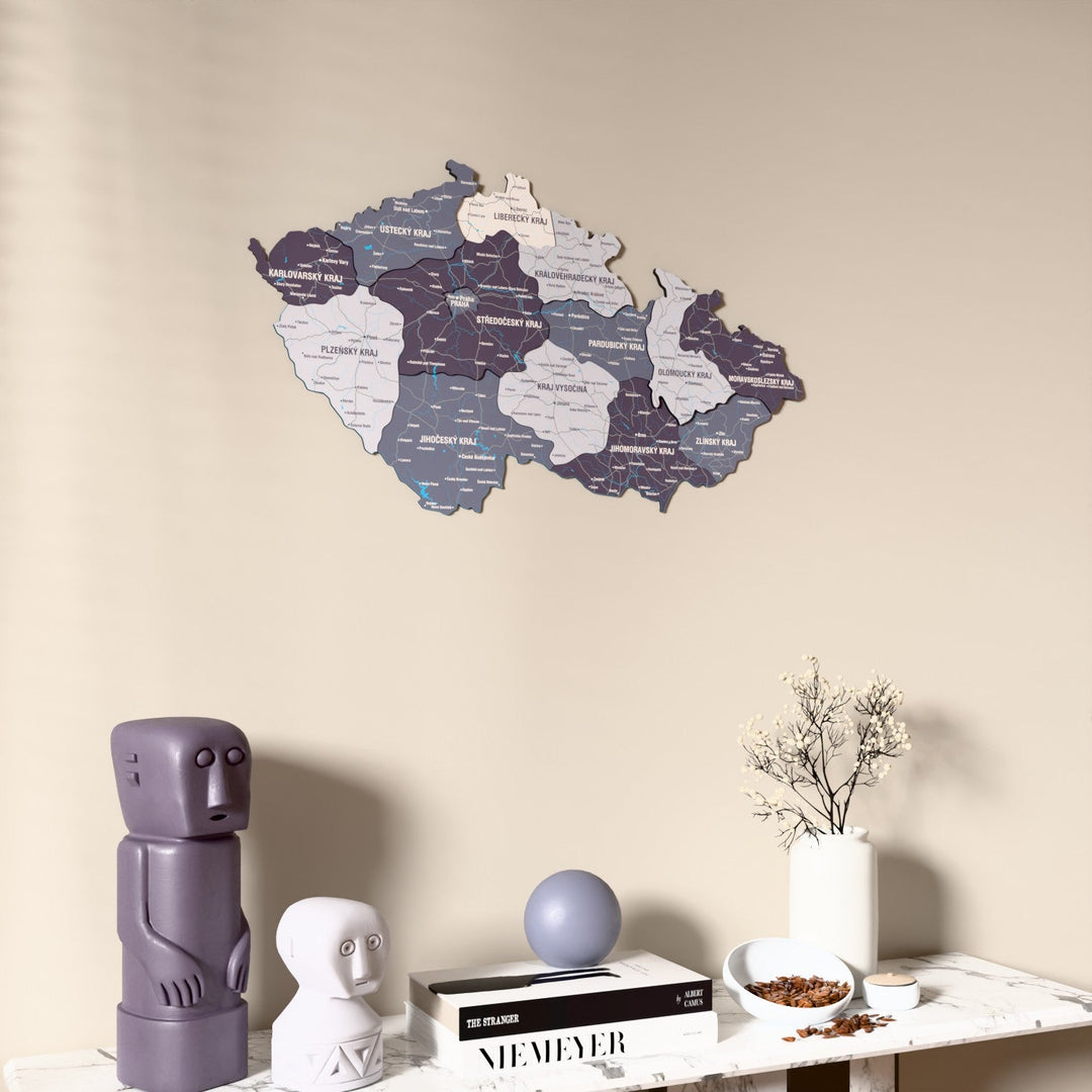 Çekya UV baskılı ahşap harita, Nimbus renk, konsol ve biblolarla bej duvarda