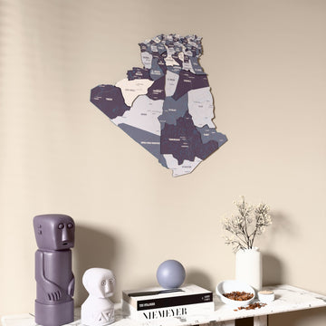 Cezayir UV baskılı ahşap harita, Nimbus renk, konsol ve biblolarla bej duvarda