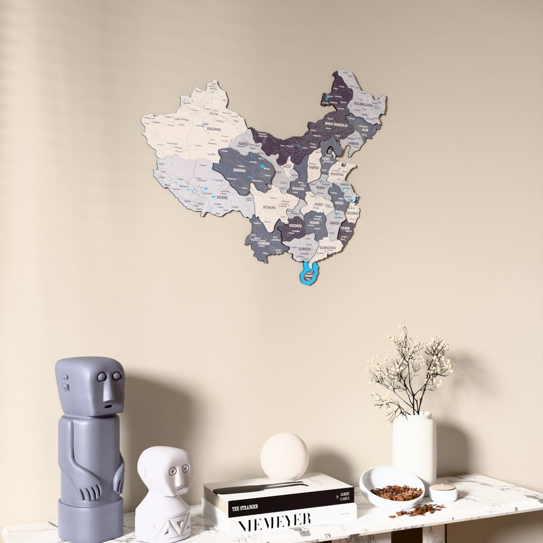 Çin UV baskılı ahşap harita, Nimbus renk, konsol ve biblolarla bej duvarda