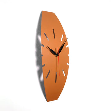 Bakır çizgili minimalist metal duvar saati, siyah akrep ve kırmızı yelkovanla yandan görünüm