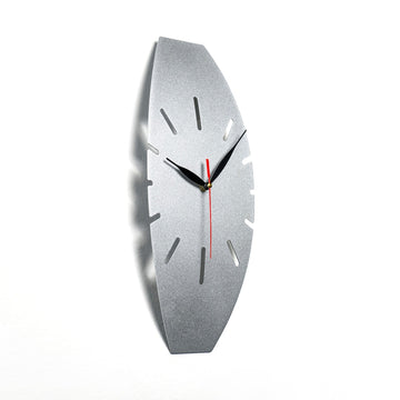 Gümüş çizgili minimalist metal duvar saati, siyah akrep ve yelkovan, kırmızı saniye ibresiyle yandan
