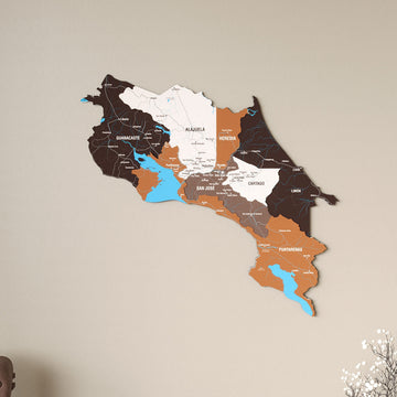 Soil renkli UV baskılı Kosta Rika ahşap haritası, duvarda büyük kadrajla görünüm