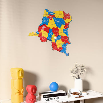 Demokratik Kongo Cumhuriyeti UV baskılı ahşap harita, bayrak renkli, konsol ve biblolarla bej duvarda