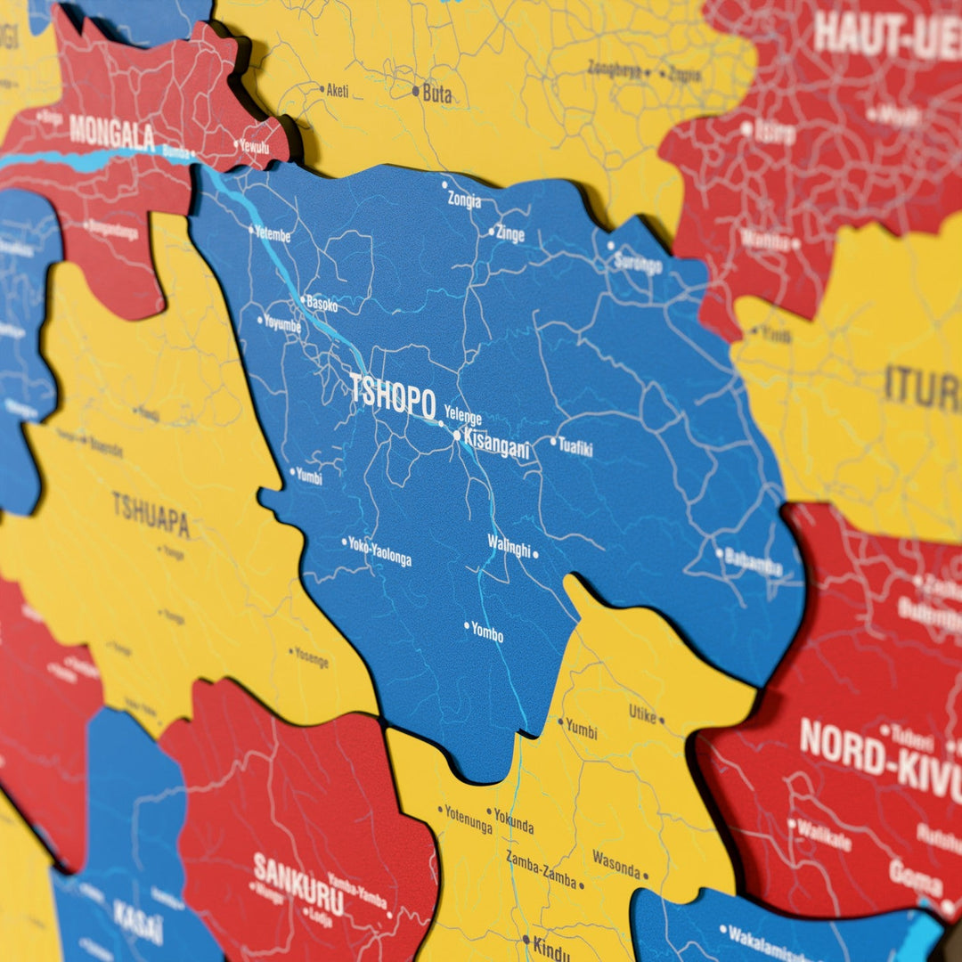 Demokratik Kongo Cumhuriyeti ahşap haritasında bayrak renkli katmanlı bölgeler ve isimler, yakın plan
