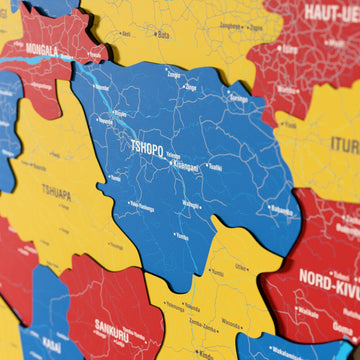 Demokratik Kongo Cumhuriyeti ahşap haritasında bayrak renkli katmanlı bölgeler ve isimler, yakın plan