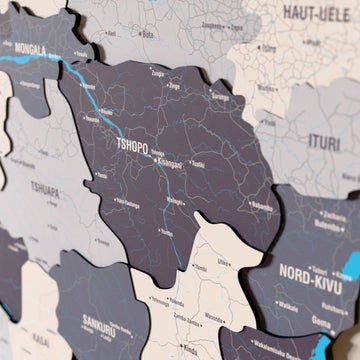 Demokratik Kongo Cumhuriyeti ahşap haritasında Nimbus renk katmanlı bölgeler ve isimler, yakın plan