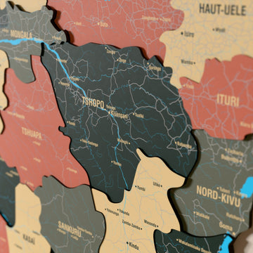 Demokratik Kongo Cumhuriyeti ahşap haritasında Sage renk katmanlı bölgeler ve isimler, yakın plan