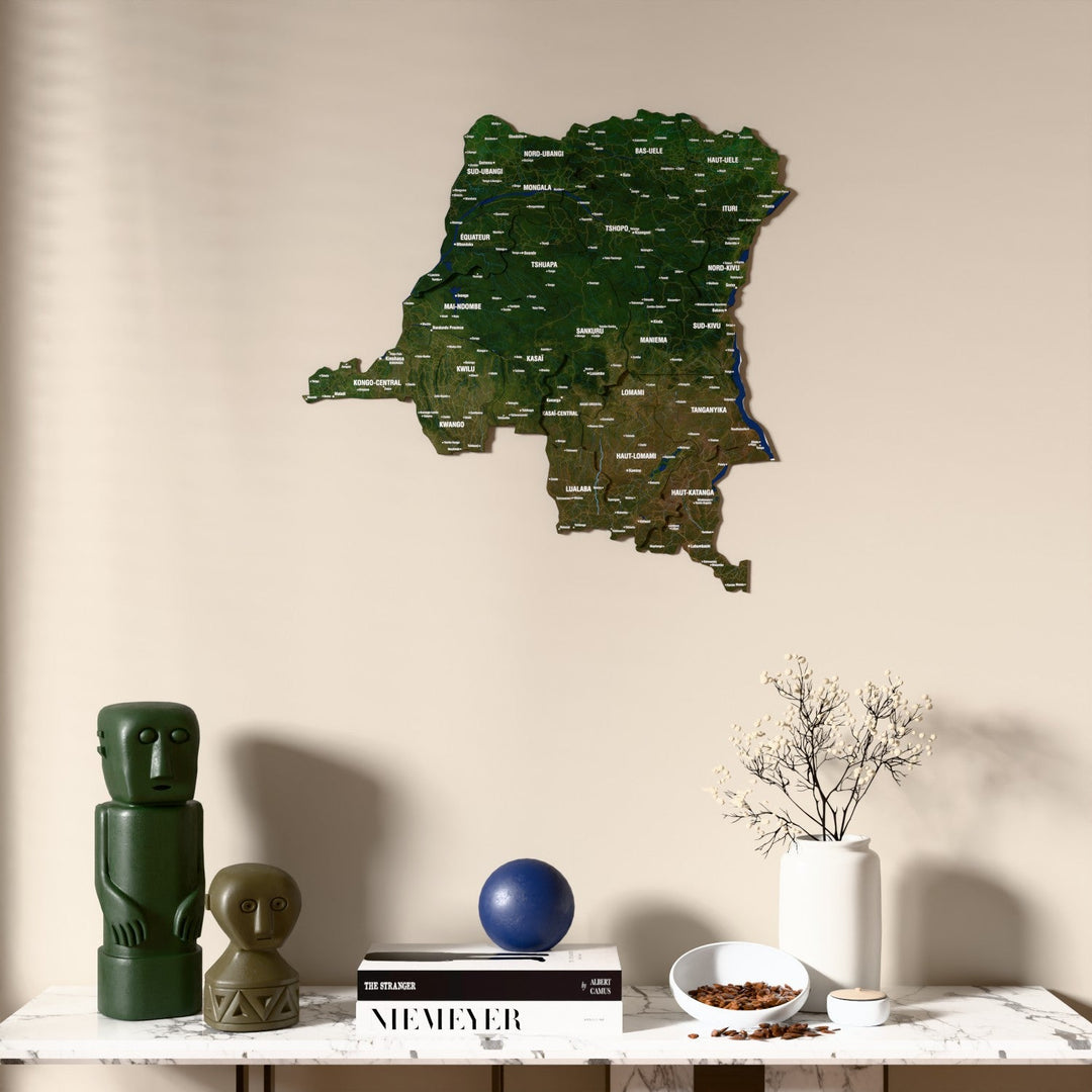 Demokratik Kongo Cumhuriyeti UV baskılı ahşap harita, uydu görüntülü, mermer konsolun üzerindeki duvarda, önden görünüm