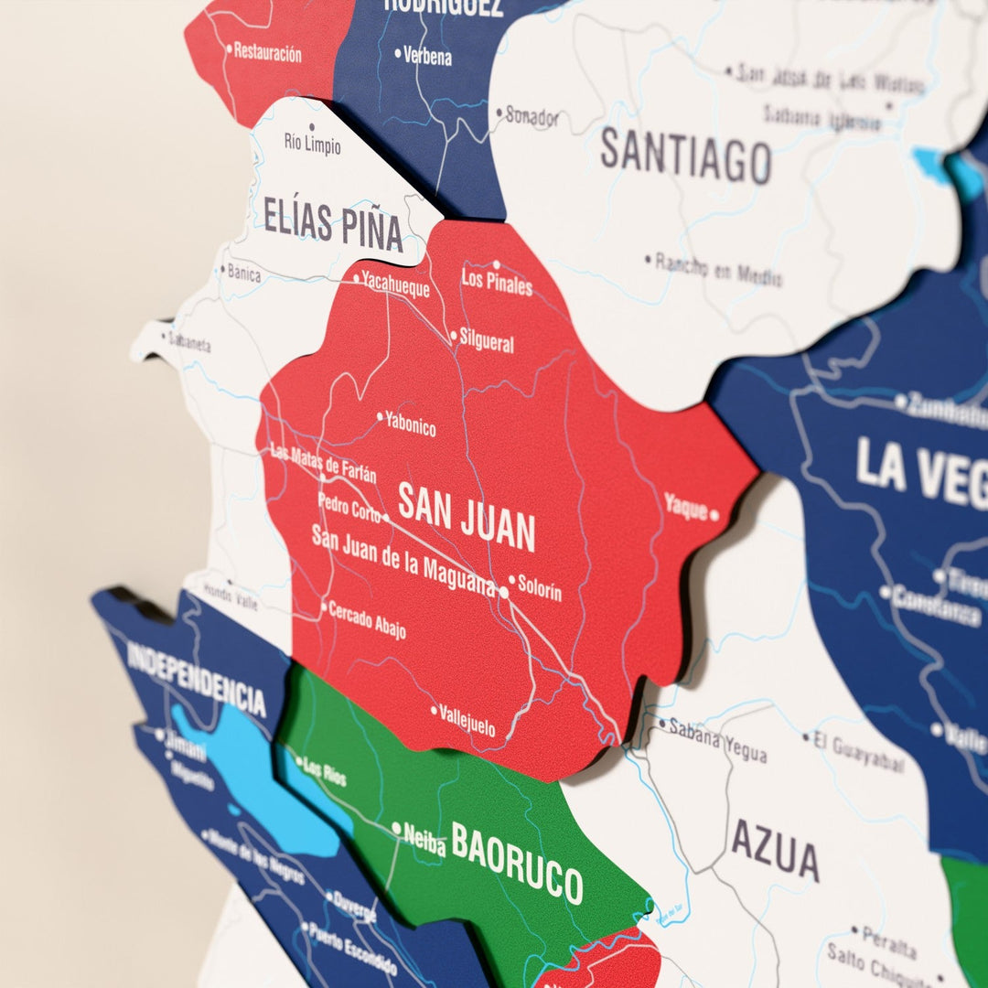 Dominik Cumhuriyeti ahşap haritasında bayrak renkli katmanlı bölgeler ve isimler, yakın plan