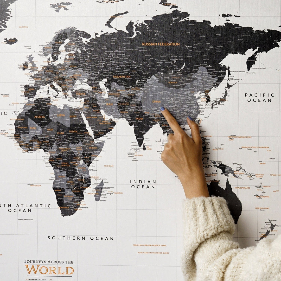 monokrom kanvas dunya haritasinda cin bir parmak ile isaret ediliyor colorfullworldstr