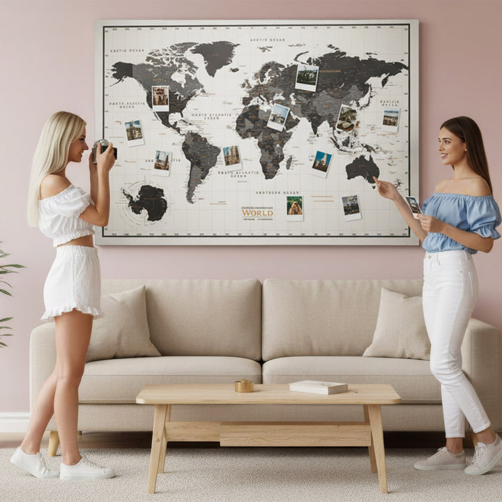 kanvas dunya haritasi onunde iki kadin fotograf cekimi yapiyor colorfullworldstr