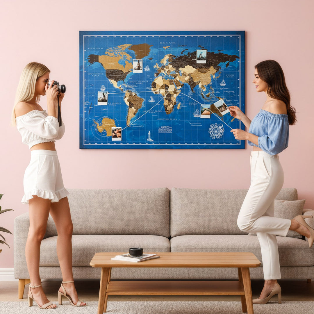 iki kadın dunya haritasi kanvas tablo onunde fotograf cekiyor colorfullworldstr
