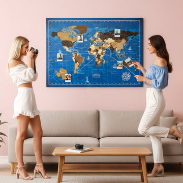 Ocean dünya haritası kanvas tablo, 85x60 cm, pembe duvarlı oturma odasında iki kadınla