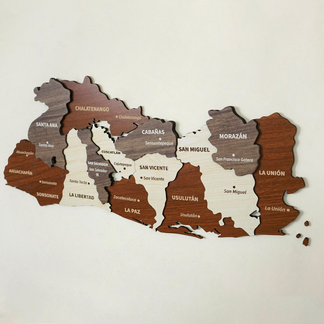 Ahşap El Salvador duvar haritası, 90x49 cm, beyaz duvarda il adlarıyla geniş boy