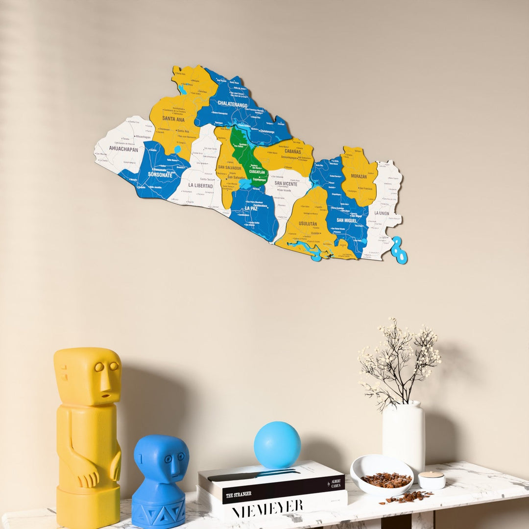 El Salvador UV baskılı ahşap harita, bayrak renkli, konsol ve biblolarla bej duvarda