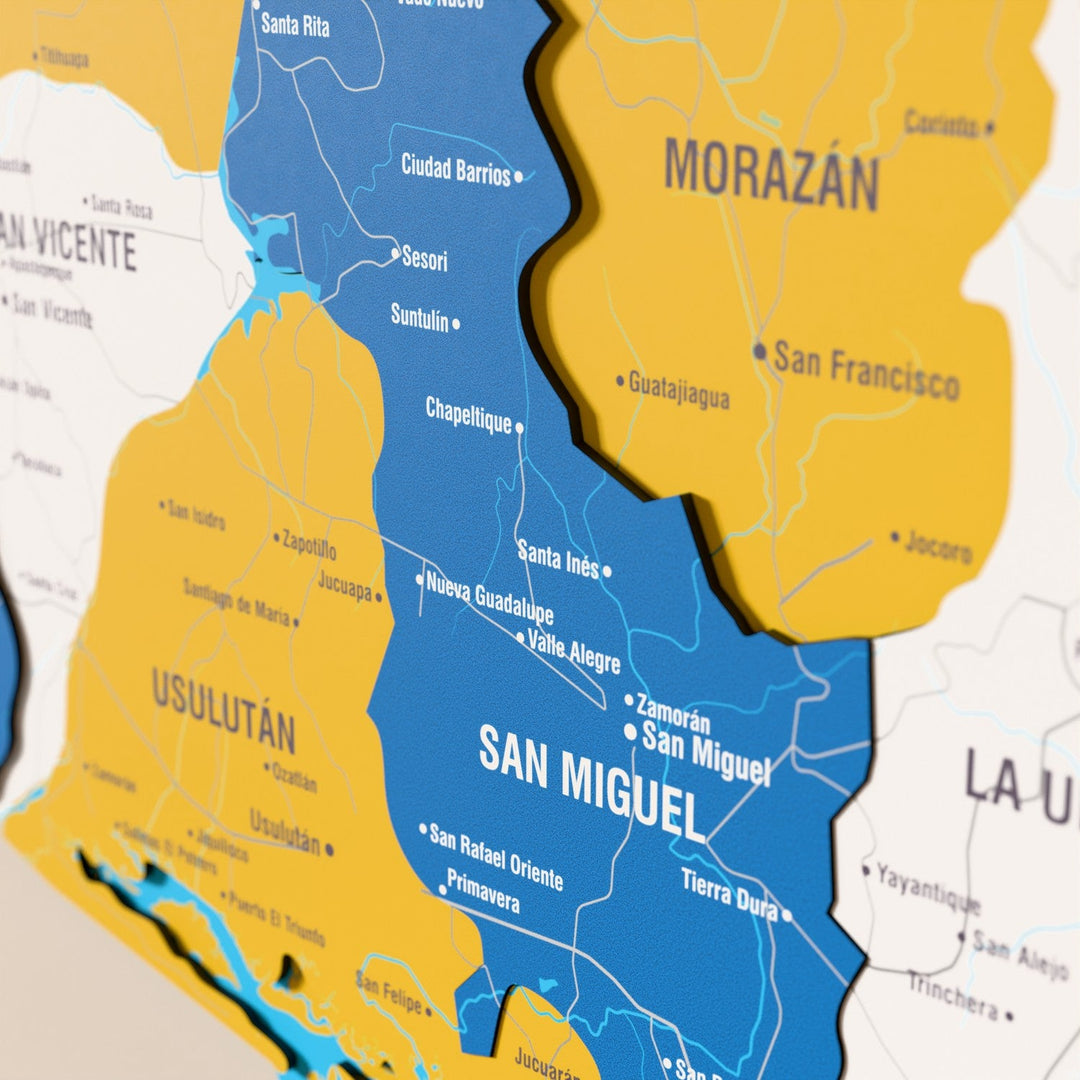 El Salvador ahşap haritasında bayrak renkli katmanlı bölgeler ve isimler, yakın plan