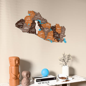 El Salvador UV baskılı ahşap harita, Soil renk, konsol ve biblolarla bej duvarda
