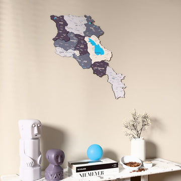 Ermenistan UV baskılı ahşap harita, Nimbus renk, konsol ve biblolarla bej duvarda