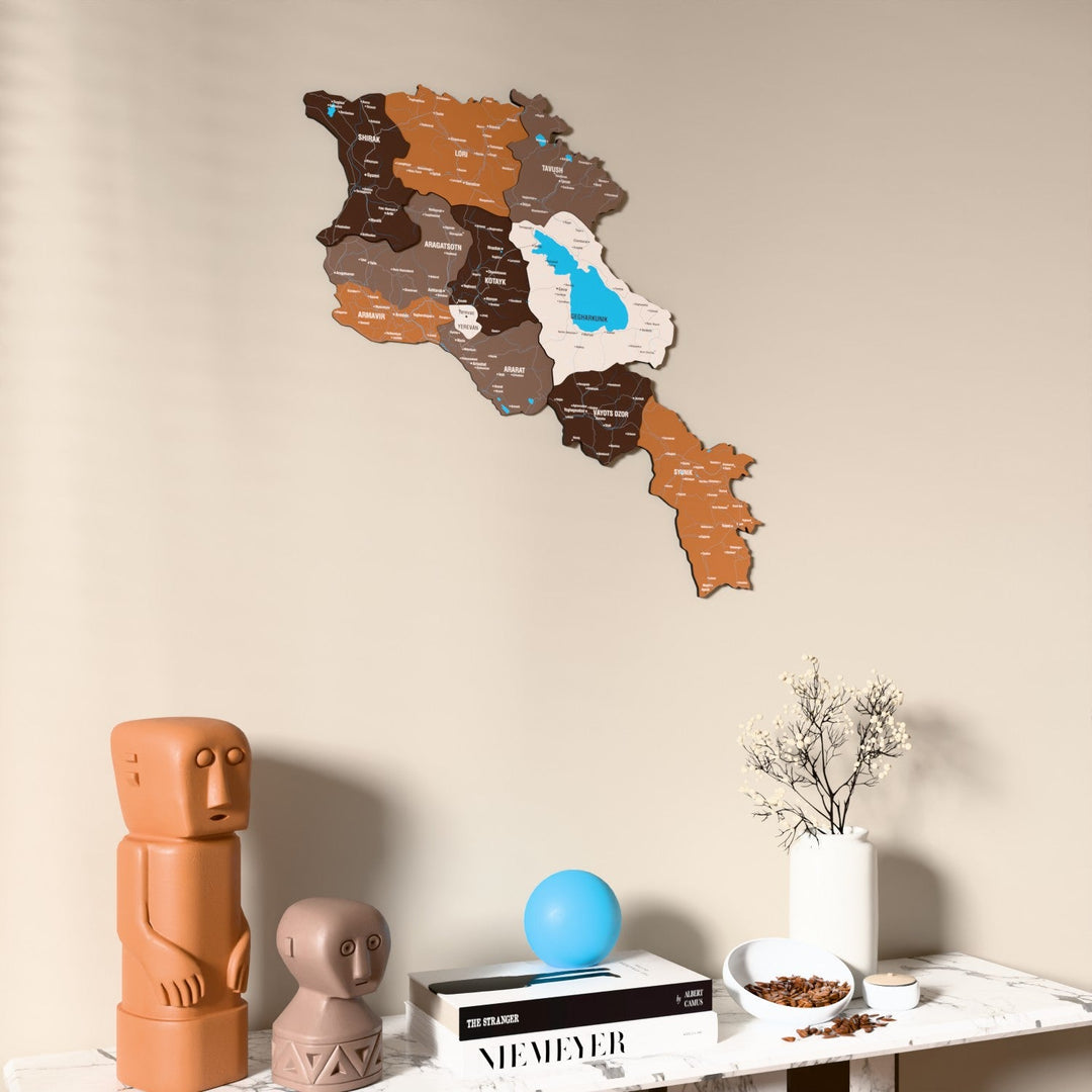 Ermenistan UV baskılı ahşap harita, Soil renk, konsol ve biblolarla bej duvarda